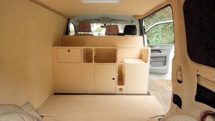 meuble en bois dans un fourgon aménager , isolé en liège projeter